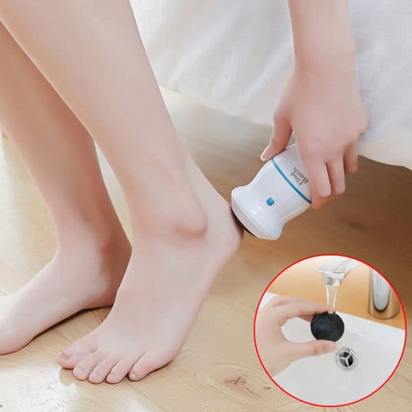 אישה משתמשת במכשיר פדיקור ביתי על רגליה.