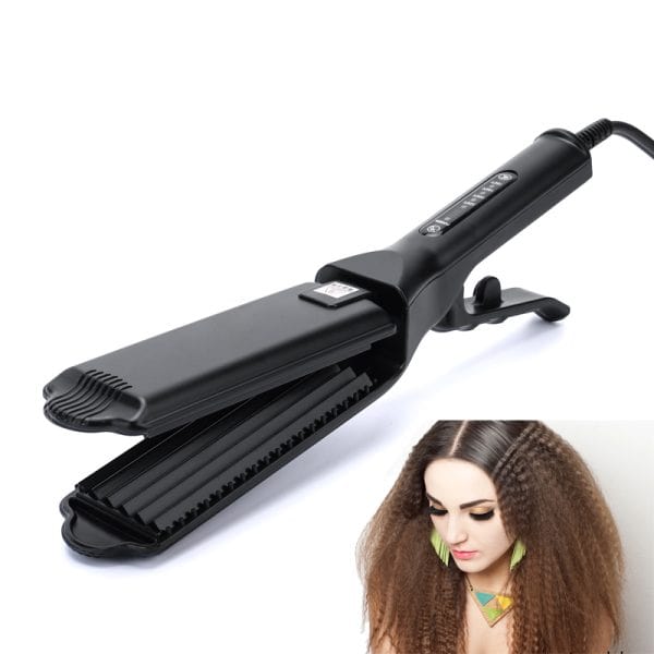 אישה עם שיער מתולתל משתמשת במחליק טוסטר לשיער.