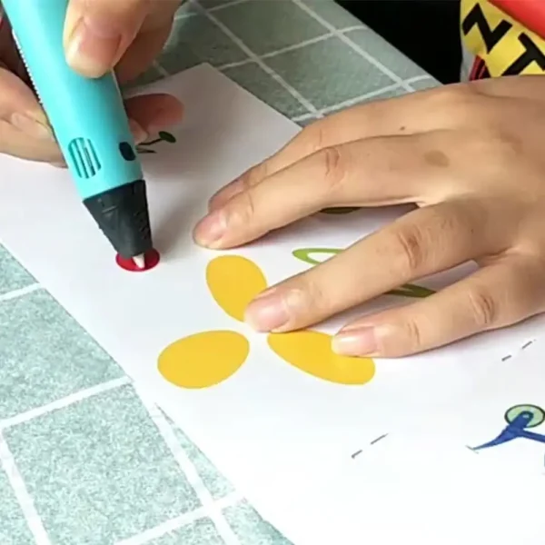 ילד משתמש בעט תלת מימד לילדים כדי לצייר פרח על פיסת נייר.
