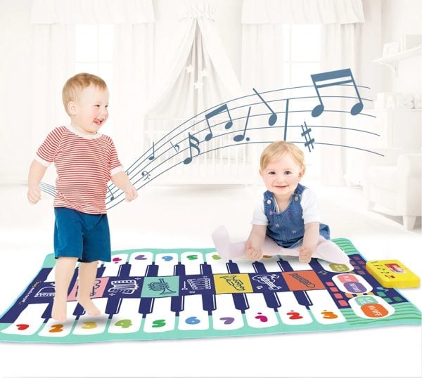 שני ילדים מנגנים בפסנתר על שטיח ריקוד לילדים עם תווי נגינה.