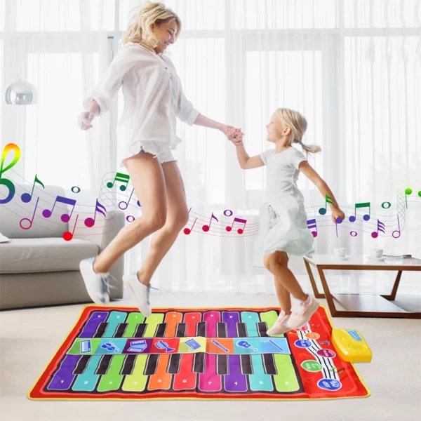 אישה ובתה קופצות על שטיח ריקוד לילדים.