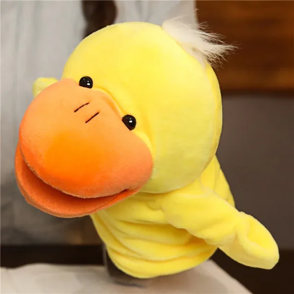 אדם אוחז בבובת יד ברווז צהובה.